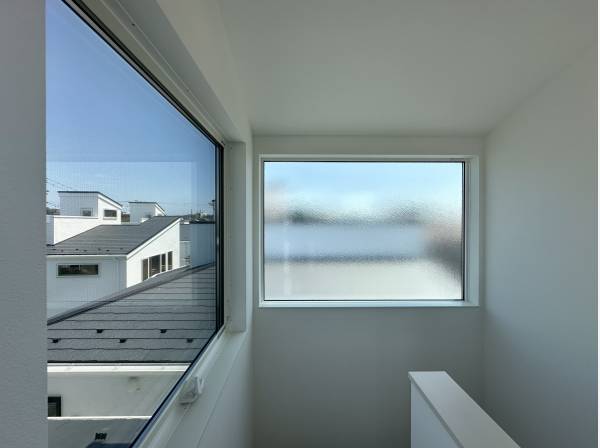 採光を計算された大きな窓/明るい日差しが燦燦と降り注ぎます