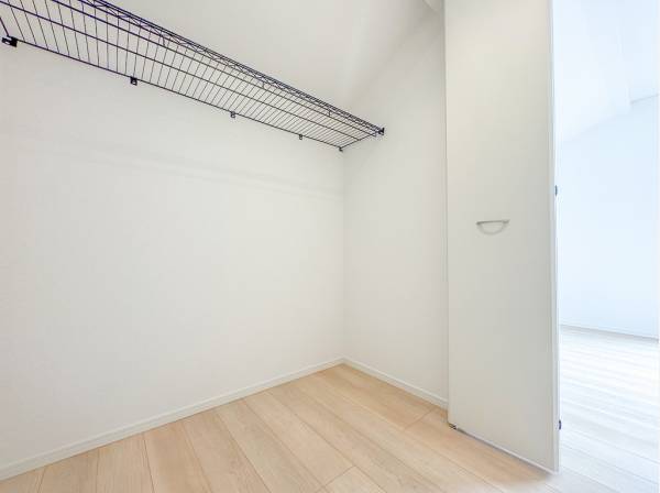 上部の網棚がカジュアルな雰囲気と通気性をもたらします