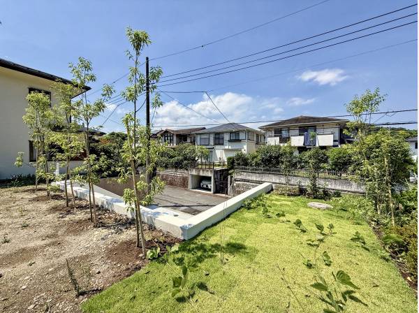 前面道路も6ｍと広い為、向かいの住宅との距離も十分ございます