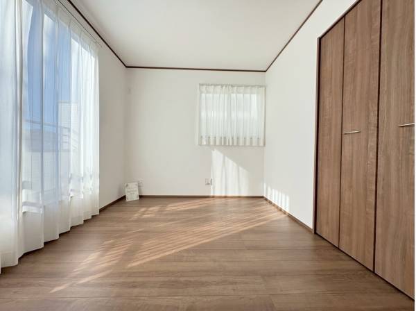 お部屋にはあたたかい日が差し込みます