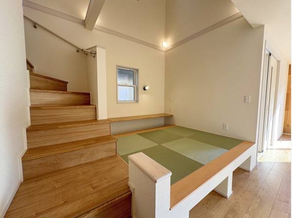 カウンターデスク、照明付きのマルチスペース。上部は吹き抜けに。