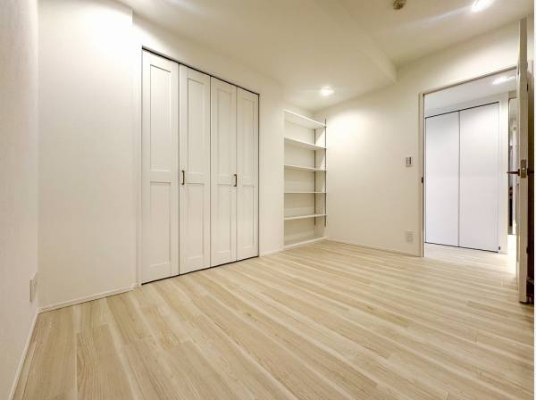 建具は全て白で統一され広さと爽やかな印象を与えます