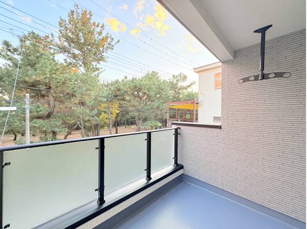 南側バルコニーからは公園の緑を望みます