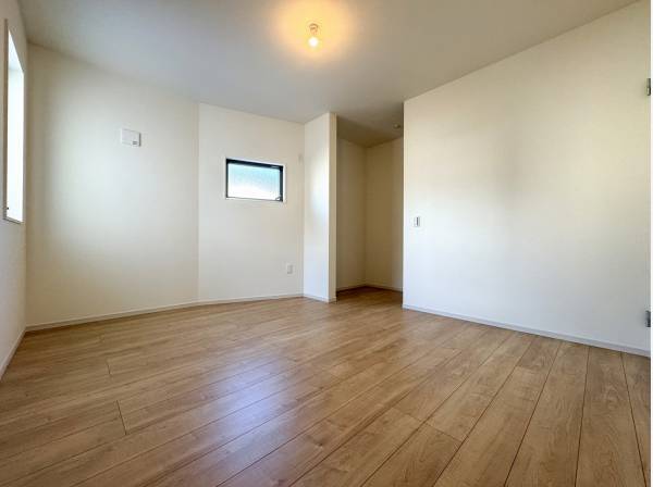 ウォークインクローゼットを備えた7.7帖のゆとりの洋室