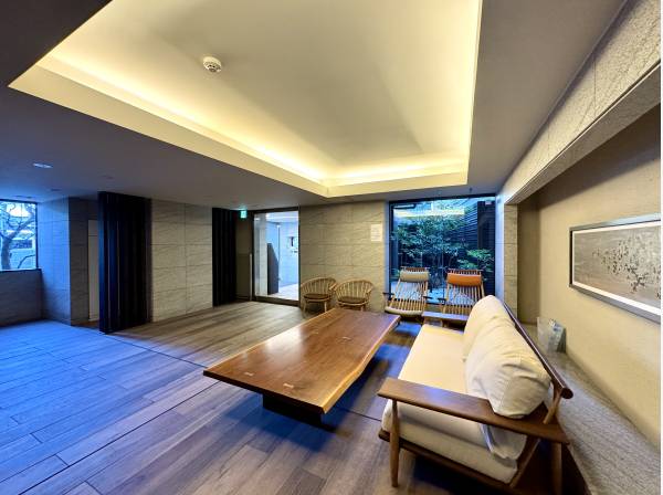 和の雰囲気漂う洗練されたエントランス