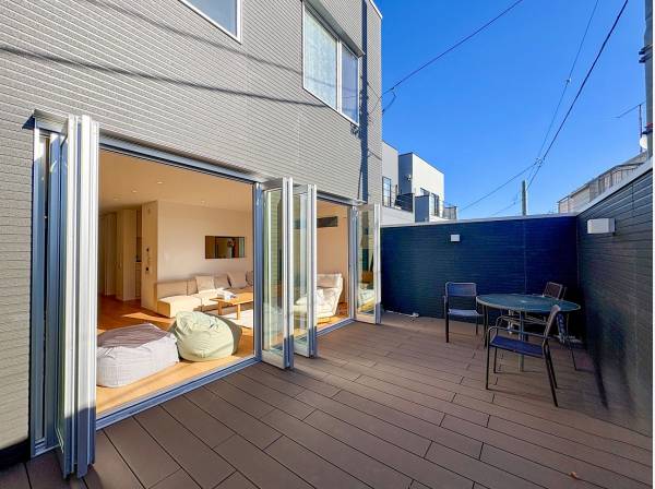 高めの腰壁がプライバシーを守ってくれるセカンドリビング