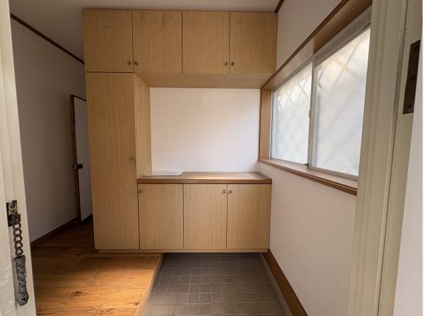 玄関も広くて、窓がある為明るいです！