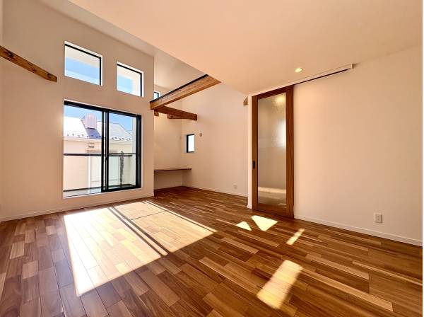 日当たり良好な吹き抜けリビング