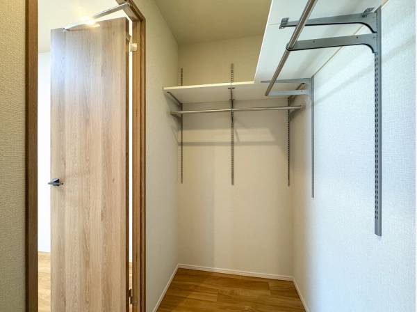 扉を開けると左右に広がる大きなWICは使い勝手がよさそう