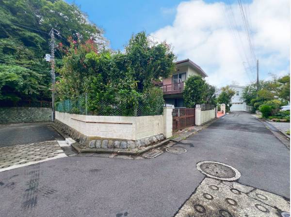 3方向角地のゆとりある開放的な敷地！