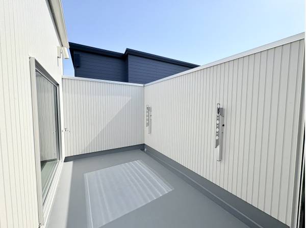 日当たりのいい水栓付きのバルコニー