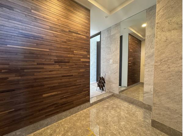 高級感のあるタイル張りの玄関