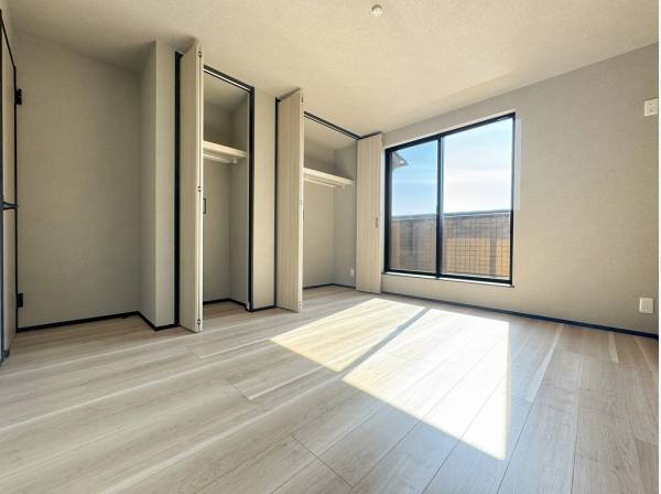 用途に合わせて使い分けができるセパレートのクローゼット