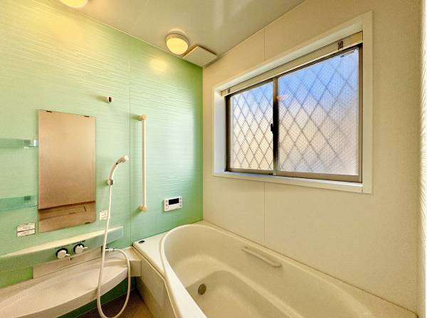 ゆったりとした浴室。