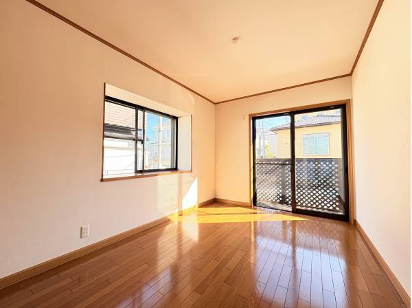 洋室約6帖、日当たりも良好です。