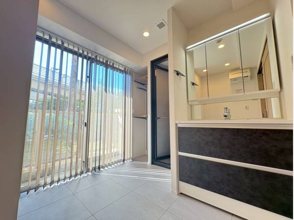 玄関入ってすぐに洗面スペース！