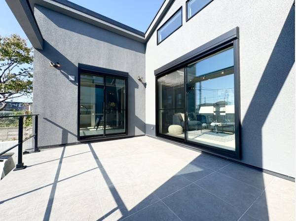 アウトドアリビングとしてもお使い頂ける大型テラス