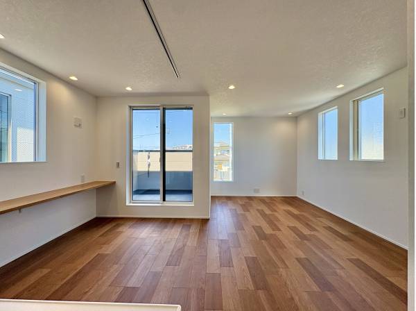大きな掃き出し窓が室内と屋外をつなぎます