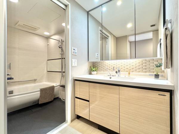 ホテルライクな洗面と浴室で整う、上質な日常の始まり。