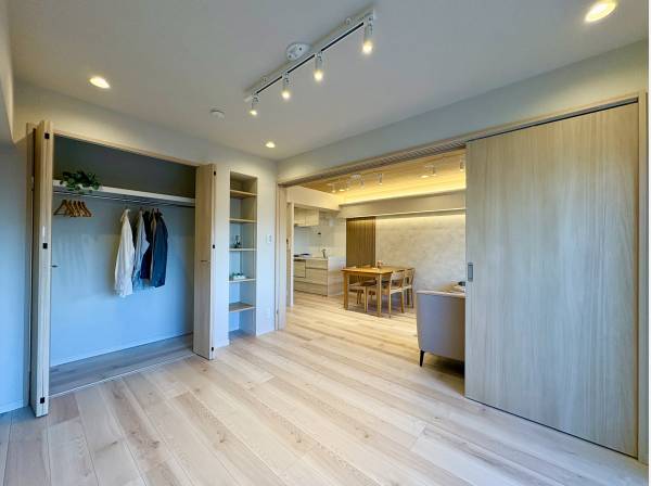 リビングと仕切れる約6帖の洋室