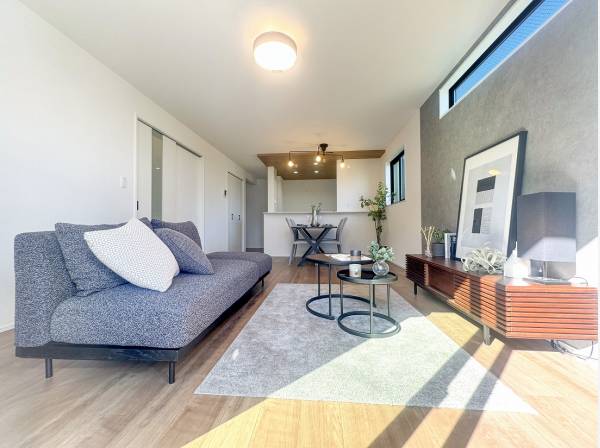 板張りのキッチンやアクセントタイルが洗練感を与えます