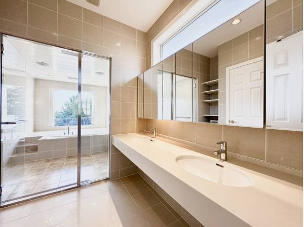 ダブルボウル仕様のホテルライクな洗面化粧台