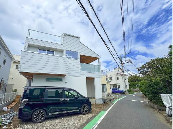 外観と前面道路の様子です。