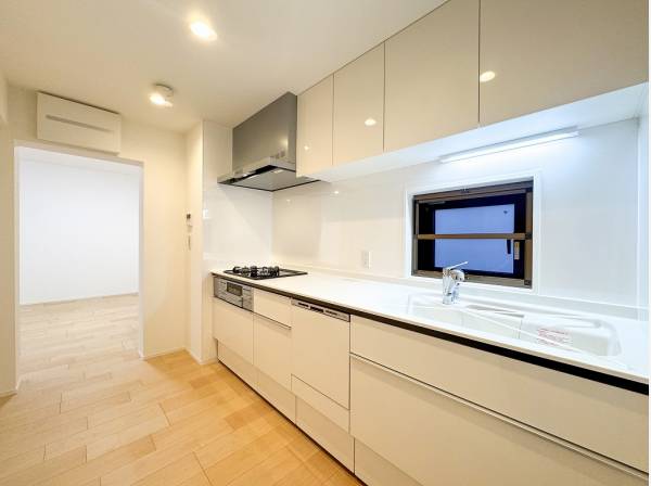 調理器具や食品ストックの保管に役立つ収納スペースがたっぷり！