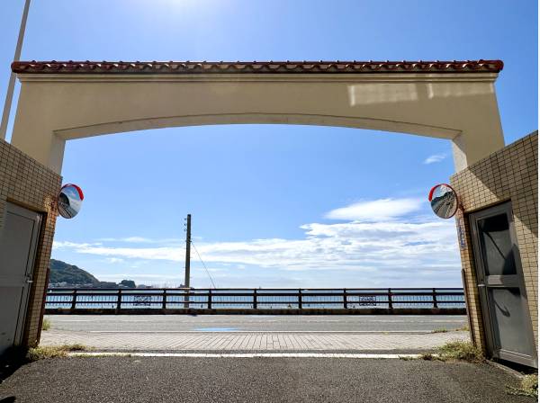 エントランスを出れば、目の前には逗子海岸が広がります