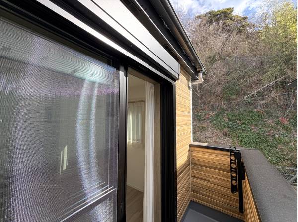 バルコニーからは心地いい緑を望む