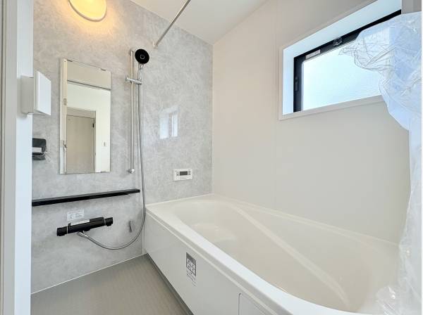 白を基調とした清潔感のあるバスルーム。