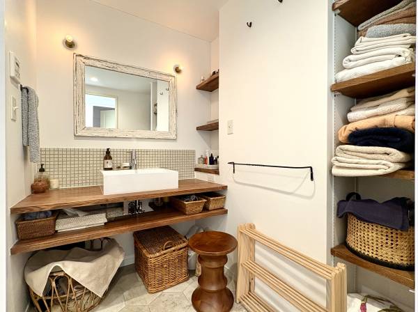 毎日の身支度が楽しくなる造作洗面化粧台、デザインだけでなく収納たっぷり