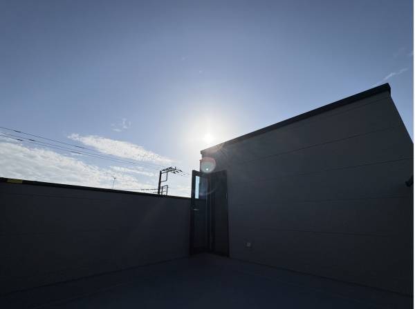 夕方になり、夜のルーフバルコニーでお酒でも飲もうかしら？