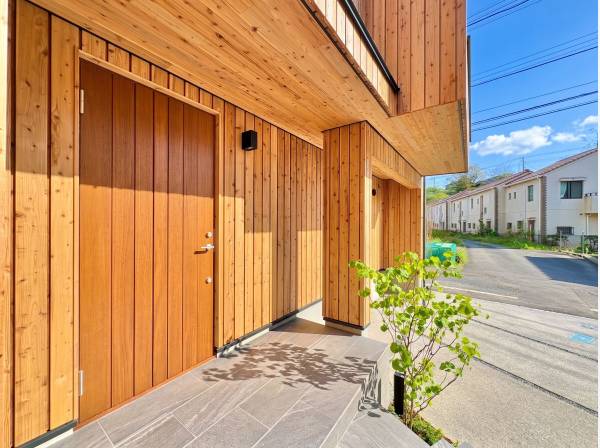 深い軒が嬉しい、玄関先の様子です