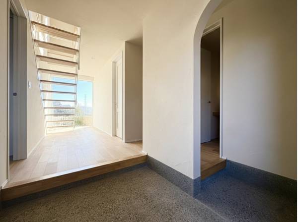 大容量の収納スペースを確保した玄関エントランス