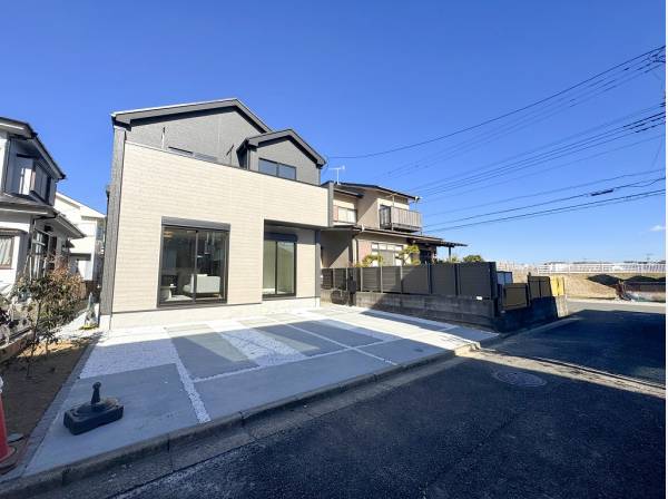 カースペースは車種により並列2台駐車可能 来客時も安心ですね