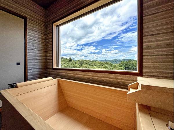 檜の香りに癒されながらバスルームからの景色も堪能