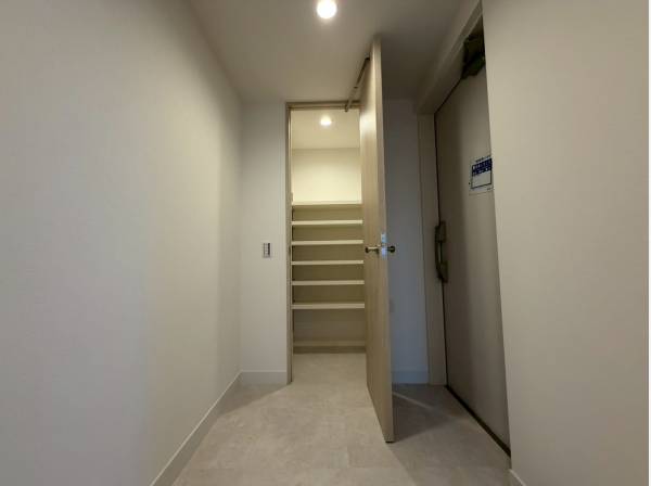 エントランスは広々しており大容量のSICも！