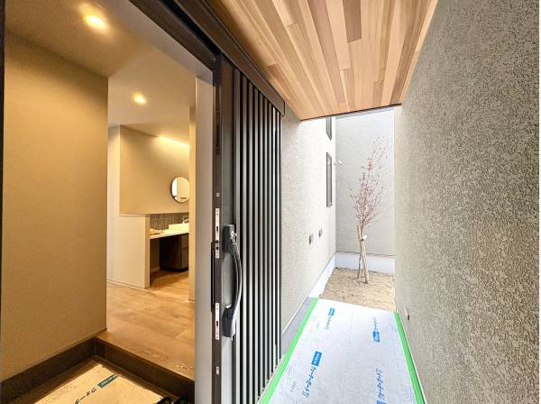 玄関先もプライバシーの守られた空間