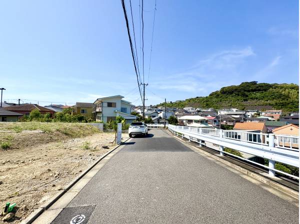 前面道路幅はゆとりもあり車通りも少なく静かです
