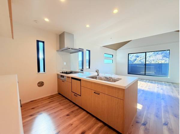 開放感を感じる内装、備え付けの収納もばっちり！