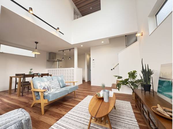 オープンキッチンの「花ブロック」もアクセントでかわいいです。