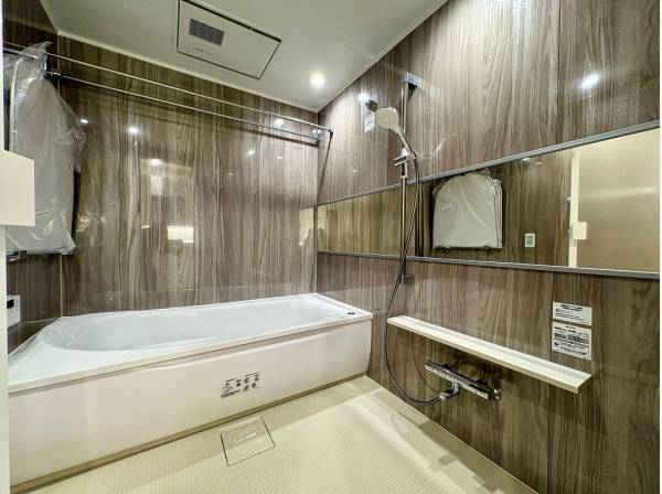 ウッド調の温もり溢れるバスルーム