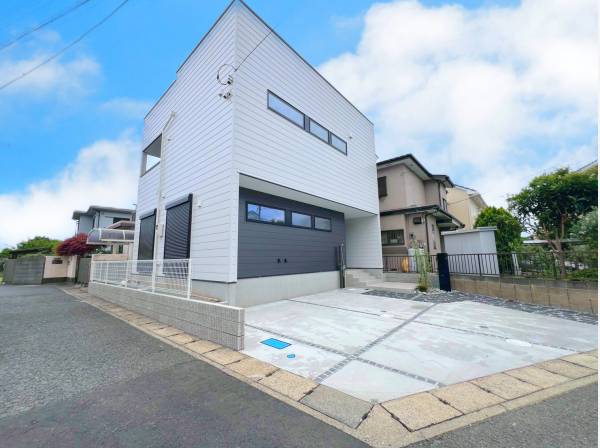 湘南らしさ溢れるホワイト基調の外装でございます