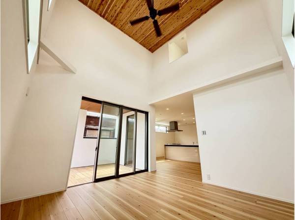 窓から陽光が降り注ぐリビングで、家族とのんびり過ごす休日。