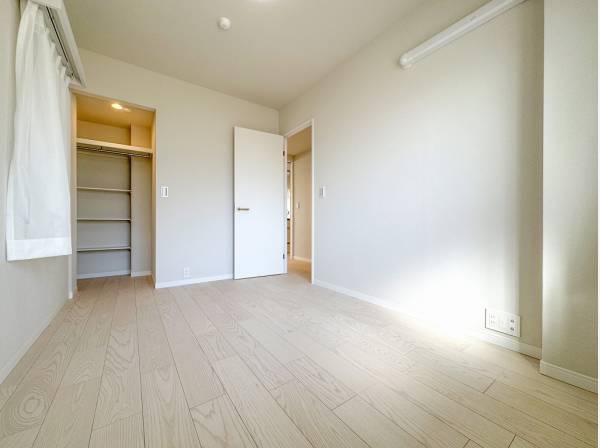 クローゼット内にも可動棚を配置しています