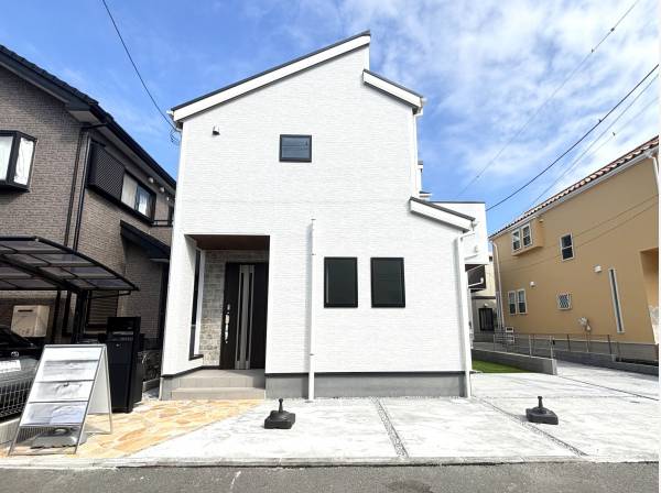 白を基調とした品のある外観。玄関前のポイントタイルがお洒落♪
