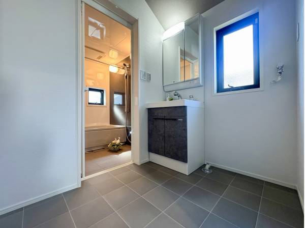 グレーのアクセントが落ち着きを与えます