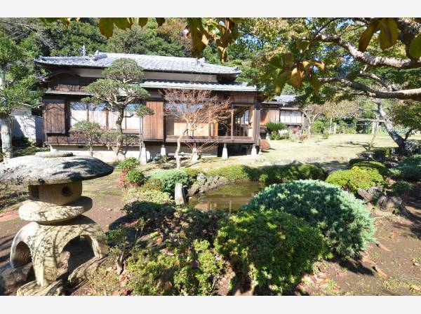 池と植栽が織りなす日本庭園、自然と調和する美しい景色。