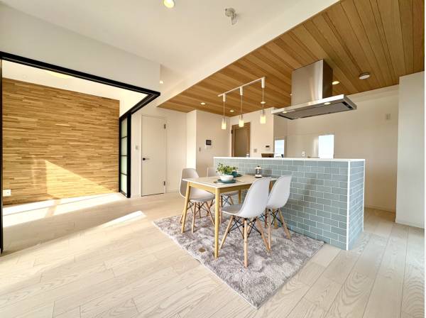 海を眺めるダイニング